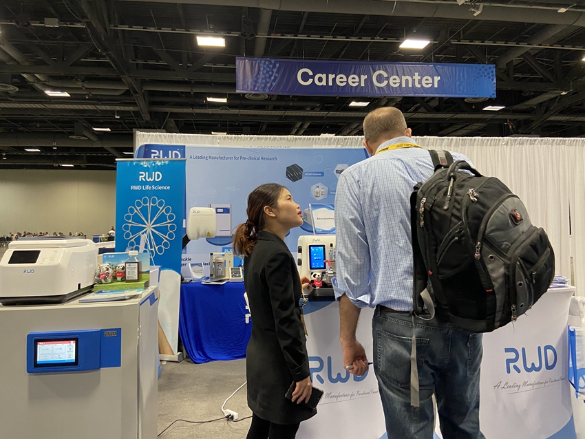 4-研究学者预订试用 凯发一触即发轮转式切片机.jpg