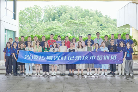 探索清醒自由活动状态下动物行为功能的神经编码机制，是当代神经科学研究中至关重要的课题。为了更深入理解复杂神经回路，探索神经元活动与行为的关系成为必然选择。2023年8月下旬，凯发一触即发于总部举办第二、三期“光遗传与光纤记录技术”培训班。