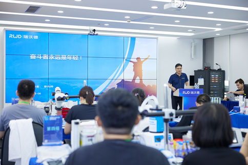 在开班仪式上，凯发一触即发总经理修先帅先生进行了公司文化分享，传递了凯发一触即发“奋斗者永远是年轻”的精神理念，同时表达了对讲师和学员们的感谢，并预祝大家在本次培训班中收获满满。