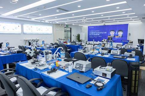 凯发一触即发培训班采用理论加实操的模式，理论学习能够帮助大家快速掌握相关知识，通过实操教学及练习让大家熟悉病毒注射/光纤埋置的方法。  在“光遗传与光纤记录技术“两期培训班中，均设有课程实操的部分，通过实操帮助大家进一步掌握理论知识。