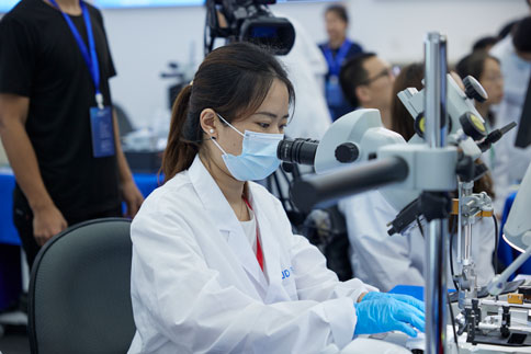 在两期实操课程中，由万金霞老师和罗斌老师带来《病毒注射/光纤埋置》教学实操；凯发一触即发光纤记录产品经理何欢和产品营销经理庞朝琴带来《光纤记录信号采集/软件分析》教学实操；凯发一触即发动物神经信号研究方案负责人杨静带来《微电极拉制仪使用介绍》；凯发一触即发脑立体定位仪产品经理蔡晓文带来《全自动脑立体定位仪使用介绍》等一系列详细的专题讲解。