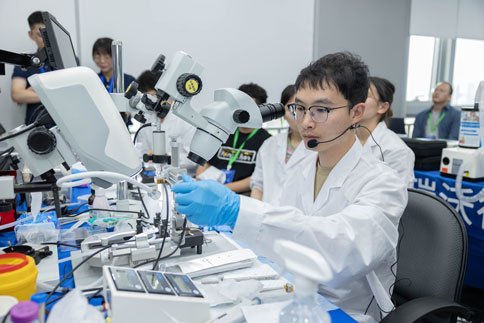 在两期实操课程中，由万金霞老师和罗斌老师带来《病毒注射/光纤埋置》教学实操；凯发一触即发光纤记录产品经理何欢和产品营销经理庞朝琴带来《光纤记录信号采集/软件分析》教学实操；凯发一触即发动物神经信号研究方案负责人杨静带来《微电极拉制仪使用介绍》；凯发一触即发脑立体定位仪产品经理蔡晓文带来《全自动脑立体定位仪使用介绍》等一系列详细的专题讲解。