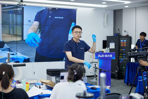 在两期实操课程中，由万金霞老师和罗斌老师带来《病毒注射/光纤埋置》教学实操；凯发一触即发光纤记录产品经理何欢和产品营销经理庞朝琴带来《光纤记录信号采集/软件分析》教学实操；凯发一触即发动物神经信号研究方案负责人杨静带来《微电极拉制仪使用介绍》；凯发一触即发脑立体定位仪产品经理蔡晓文带来《全自动脑立体定位仪使用介绍》等一系列详细的专题讲解。