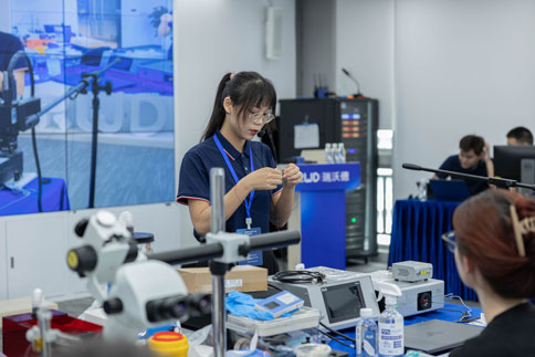 在两期实操课程中，由万金霞老师和罗斌老师带来《病毒注射/光纤埋置》教学实操；凯发一触即发光纤记录产品经理何欢和产品营销经理庞朝琴带来《光纤记录信号采集/软件分析》教学实操；凯发一触即发动物神经信号研究方案负责人杨静带来《微电极拉制仪使用介绍》；凯发一触即发脑立体定位仪产品经理蔡晓文带来《全自动脑立体定位仪使用介绍》等一系列详细的专题讲解。