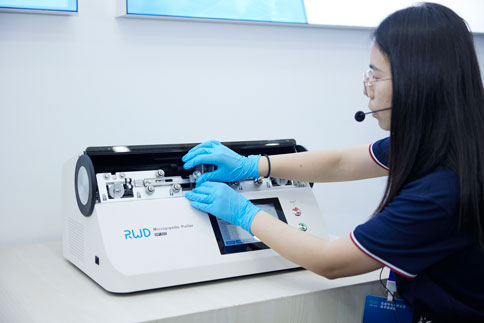 在两期实操课程中，由万金霞老师和罗斌老师带来《病毒注射/光纤埋置》教学实操；凯发一触即发光纤记录产品经理何欢和产品营销经理庞朝琴带来《光纤记录信号采集/软件分析》教学实操；凯发一触即发动物神经信号研究方案负责人杨静带来《微电极拉制仪使用介绍》；凯发一触即发脑立体定位仪产品经理蔡晓文带来《全自动脑立体定位仪使用介绍》等一系列详细的专题讲解。